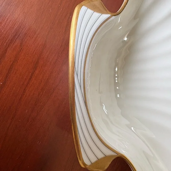 Noritake Golden Cove china. Elegant Shell Shaped Dish with Gold Accents - Picture 3 of 5